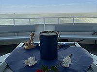 Seeurne auf dem Achterdeck mit einer Rose und maritimen Dekorationen