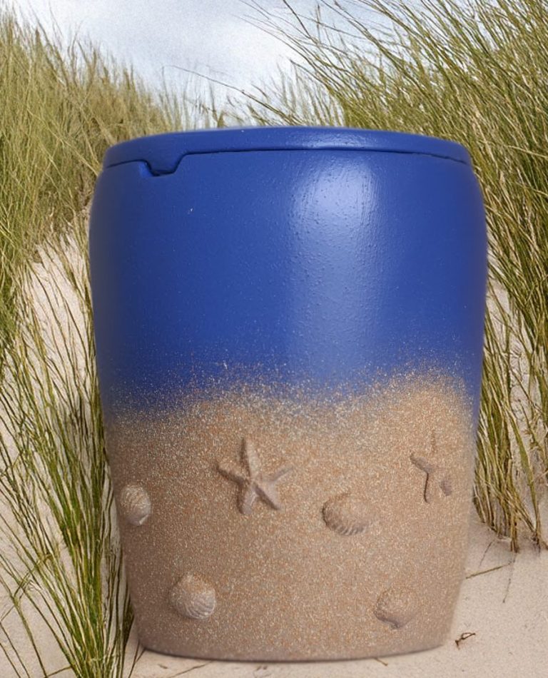 Seeurne mit Motiv MS Hauke in Farbe. Der Hintergrund besteht aus Wasser, Himmel und der Skyline Büsum