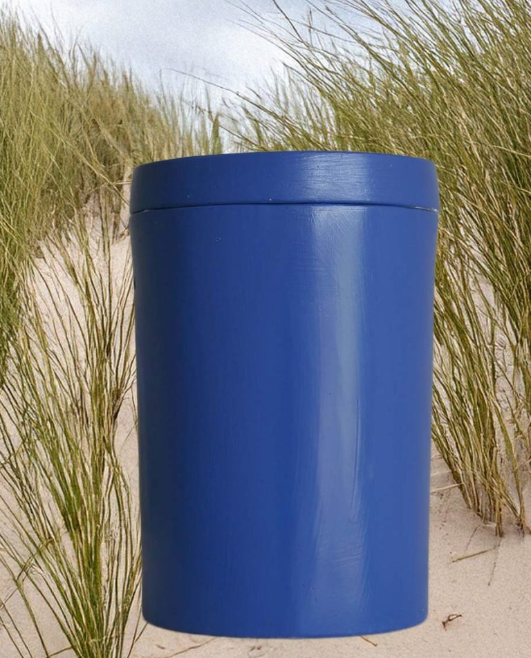 Blaue Seeurne ohne Aufschrift auf einem weißen Untergrund.