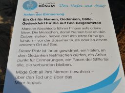 Informationsschild über einen Ort für Erinnerungen und Gedanken in Bosum.