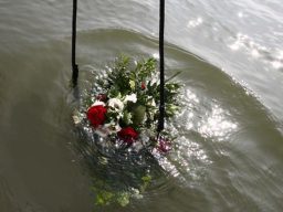 Blick auf ein weites, ruhiges, blaues Meer unter klarem Himmel.