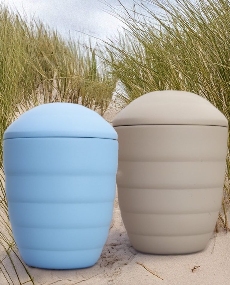 Zwei Seeurnen, eine blau und eine beige, mit Waben- Design.